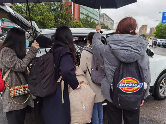 大雨滂沱，老師化身“專車司機”為返校學(xué)生護航