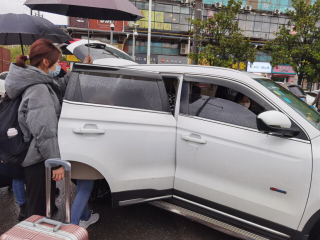 大雨滂沱，老師化身“專車司機”為返校學(xué)生護航